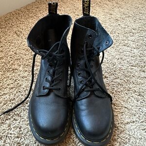 Dr Martens 1460 pascal lace up boot - real leather size 8. Excellent condition.